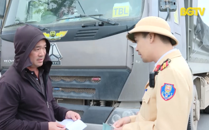 Tuyên truyền an toàn giao thông cho lái xe vận tải hàng hóa dịp cuối năm