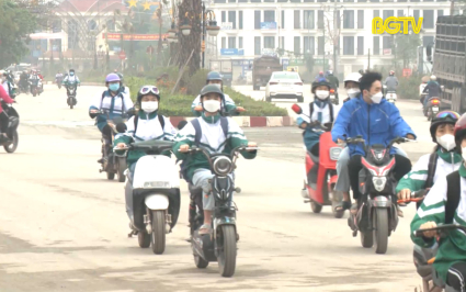 Vẫn còn tình trạng học sinh chưa đủ tuổi đi xe máy điện 