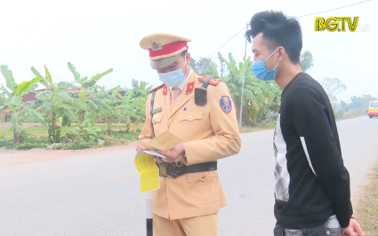 Vẫn còn xe ô tô kinh doanh vận tải chưa đổi biển trắng sang biển vàng