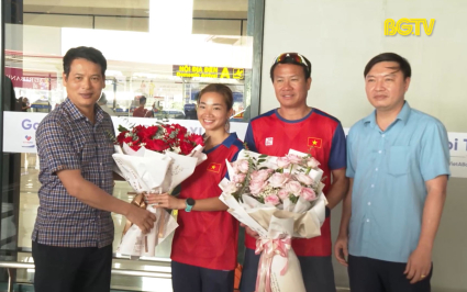 VĐV Nguyễn Thị Oanh rạng rỡ trở về sau Sea Games 32