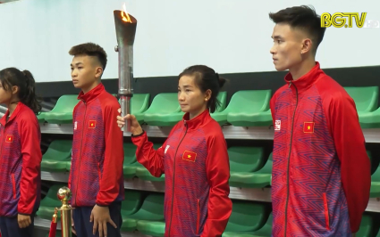 VĐV Nguyễn Thị Oanh vinh dự được rước đuốc tại ĐH TDTT tỉnh Bắc Giang lần thứ IX