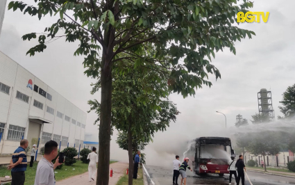 Việt Yên: Cháy ô tô chở công nhân ở KCN Vân Trung