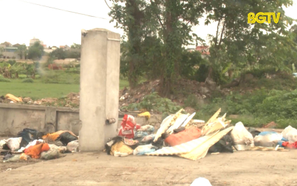 Việt Yên: Đổ rác không đúng nơi quy định trên đường tỉnh 295B