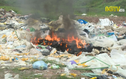 Việt Yên: Đốt rác thải sai quy định tại tuyến đường gom cao tốc