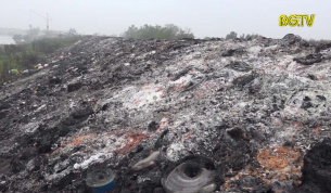Việt Yên: Người dân bức xúc việc xả rác trên đê