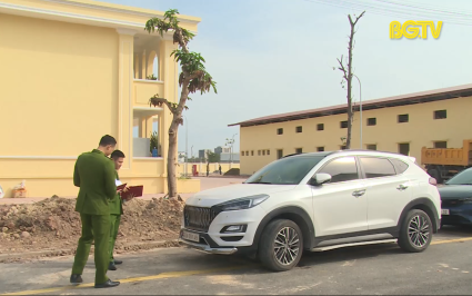 Việt Yên: Người điều khiển ô tô đâm vào 3 người đi bộ 