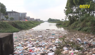 Việt Yên: Rác thải trên kênh gây ô nhiễm môi trường