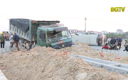 Việt Yên: tai nạn giao thông, 2 xe ô tô hư hỏng nặng