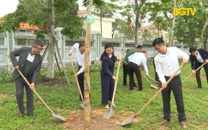 Vietcombank Bắc Giang trồng 1 nghìn cây xanh