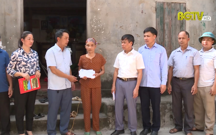 Yên Dũng: Thăm hỏi, hỗ trợ gia đình, nạn nhân bị cháy khí gas